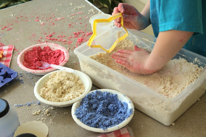 comment faire du sable à modeler coloré pour s amuser à créer des formes variées en sable lunaire fait maison