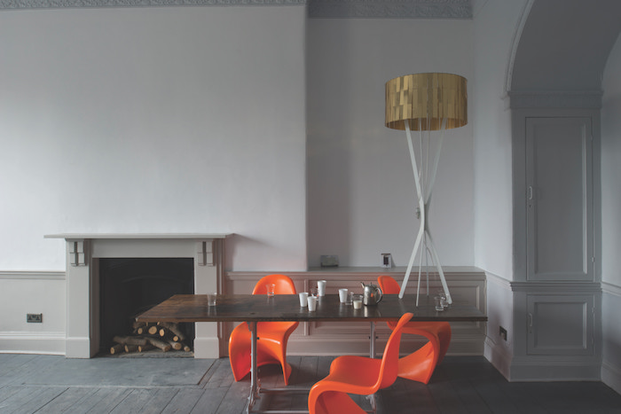 quelle couleur associer avec du gris, murs peinture gris clair, table en bois, chaises orange, parquet gris, lampe or