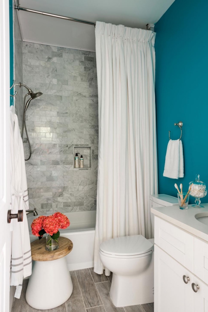 déco petite salle de bain avec baignoire et rideaux, quelle couleur pour une salle de bain en blanc et bleu marine