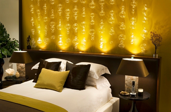 tete de lit avec petites lampes intégrées, coussins en marron et ocre, lampes de chevet