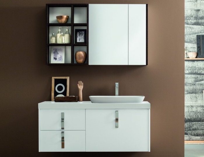 déco de la salle de bain aux murs marron avec meubles blanc et noir moderne, accessoires salle de bain à finition métallique cuivré