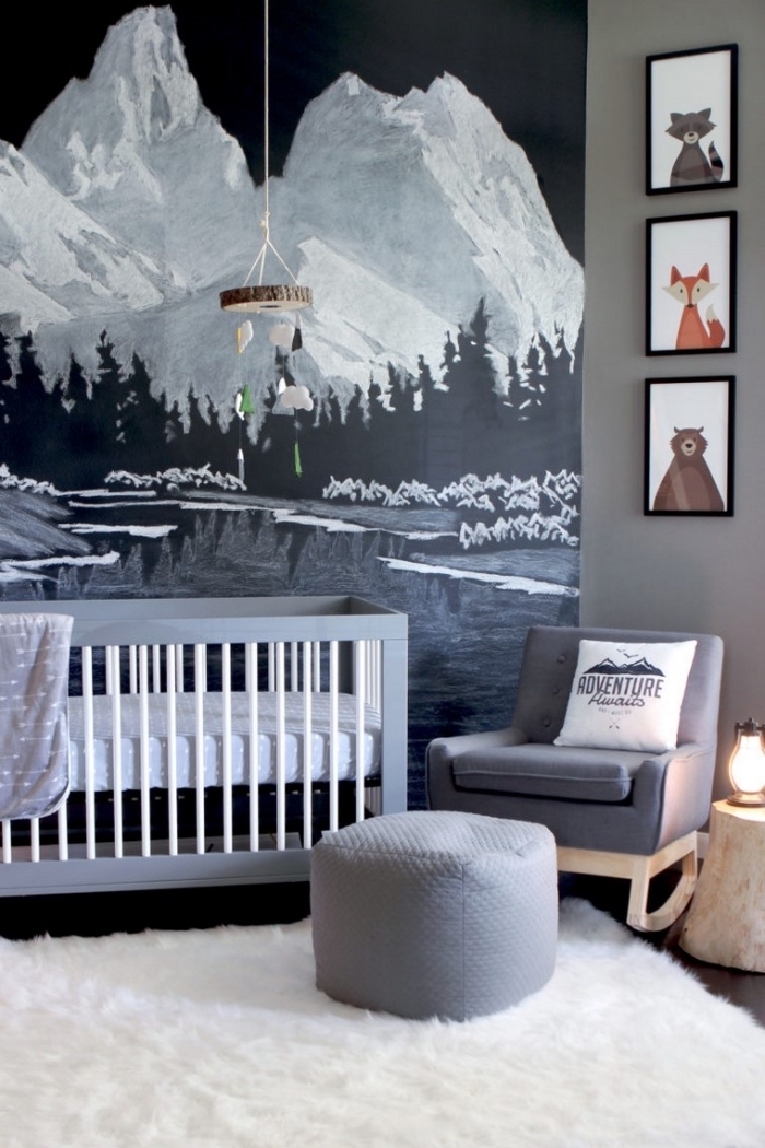 modèle de deco chambre bebe garcon ou fille avec un lit à barreaux blanc et gris et une décoration murale en papier peint trompe l'oeil