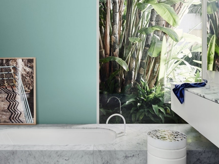 modèle de papier peint résistant à l'eau pour une déco zen de la salle de bain, baignoire incrustée dans le sol à design marbre blanc et gris