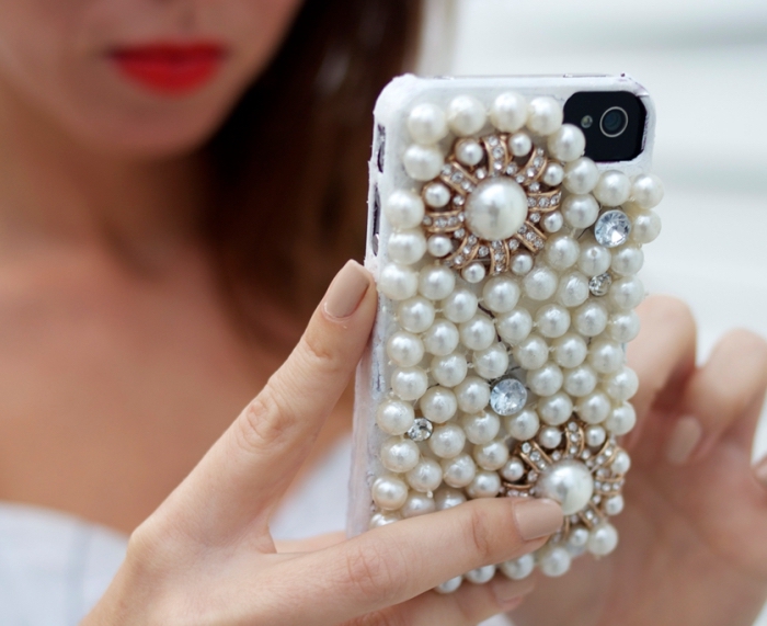 bijou féminin en forme de coque personnalisée iphone 7 avec coque blanche décorée de perles blanches et différents cristaux