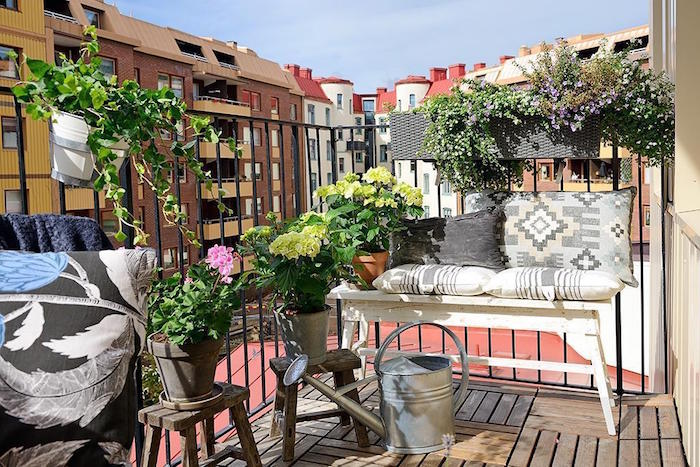 decoration petit balcon d'appartement, terrasse avec sol en parquet, petit canapé vintage en bois pour deco exterieure