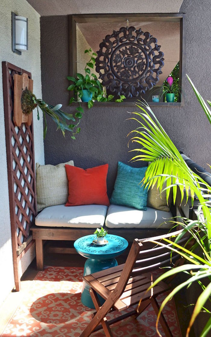 salon de balcon en bois de tek, balcon aménagé avec canapé et plantes vertes