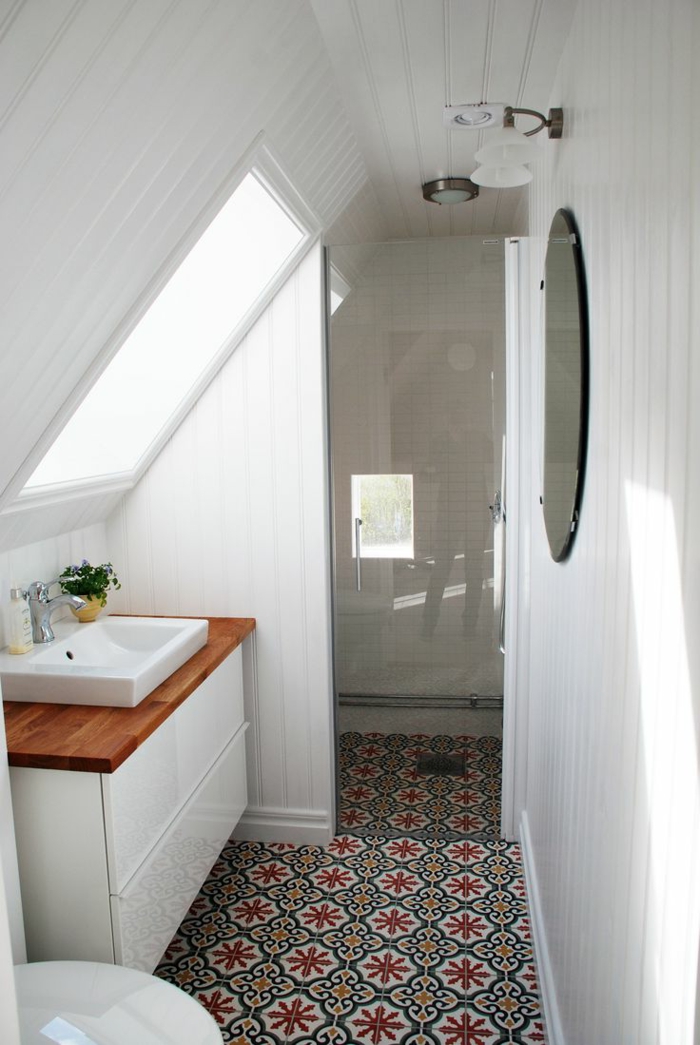 meuble vasque bois et blanc, miroir ovale, carreaux de ciment au sol, lambris mural bois blanc