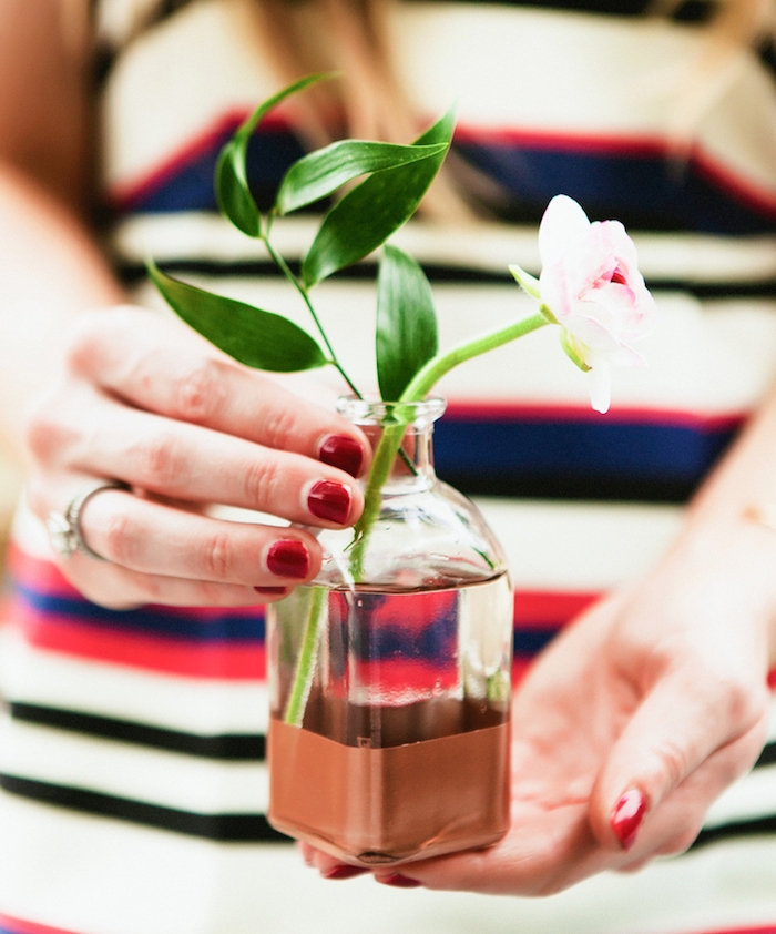 vase à fond coloré en couleur marron dans une petite fiole en verre avec un brin de fleur dedans, activité créative pour réaliser une deco maison