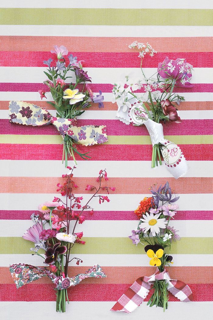 décoration de petits bouquets de fleurs champetres serrés d une chute de tissu coloré, deco maison naturelle, activité manuelle facile et rapide