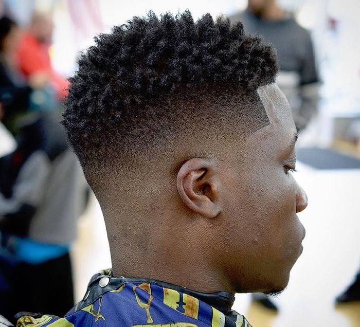 modele coiffure dégradé homme noir, photo coupe afro garcon avec cotés courts