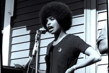 photo en noir et blanc d angela davis