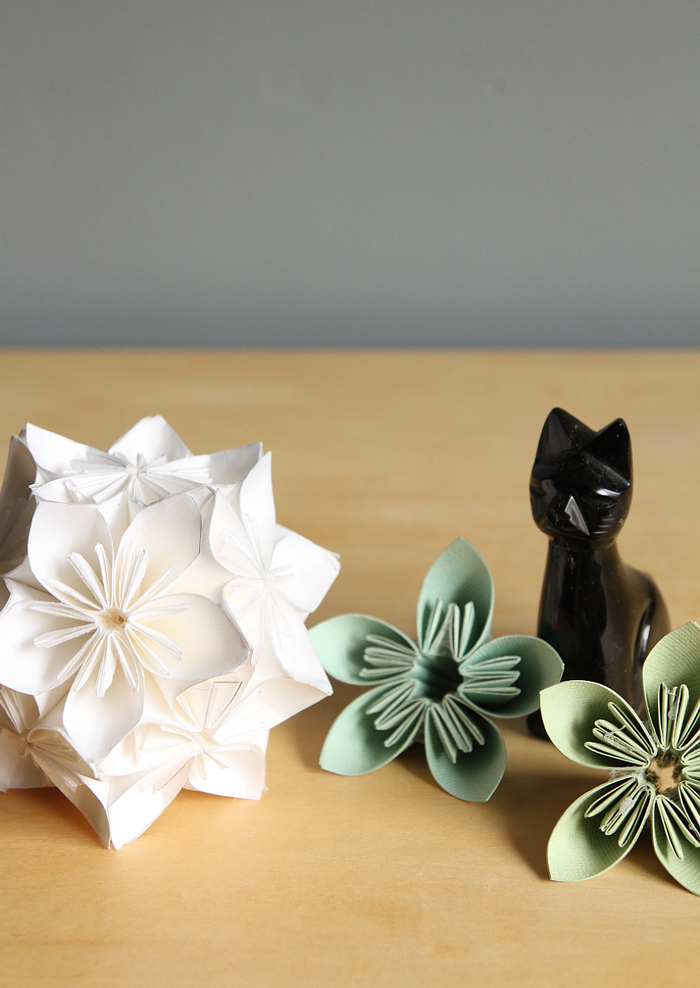 un modèle traditionnel d'une fleur en origami kusudama très esthétique, idéale pour la déco des tables et buffets
