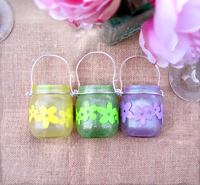 pots en verre décorés à couleur jaune, verte et violette avec des fleurs en papier, activite manuel original