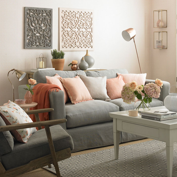 déco avec canapé gris et fauteuil et table grise, tapis gris, mur blanc, coussins décoratifs rose, lampe couleur or, decoration shabby chic
