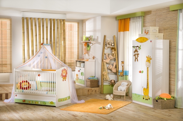 ajouter des accessoires dans la chambre bebe blanche avec rideaux et linge de lit à design animal, modèle de paroi séparant de bambou dans la chambre blanche