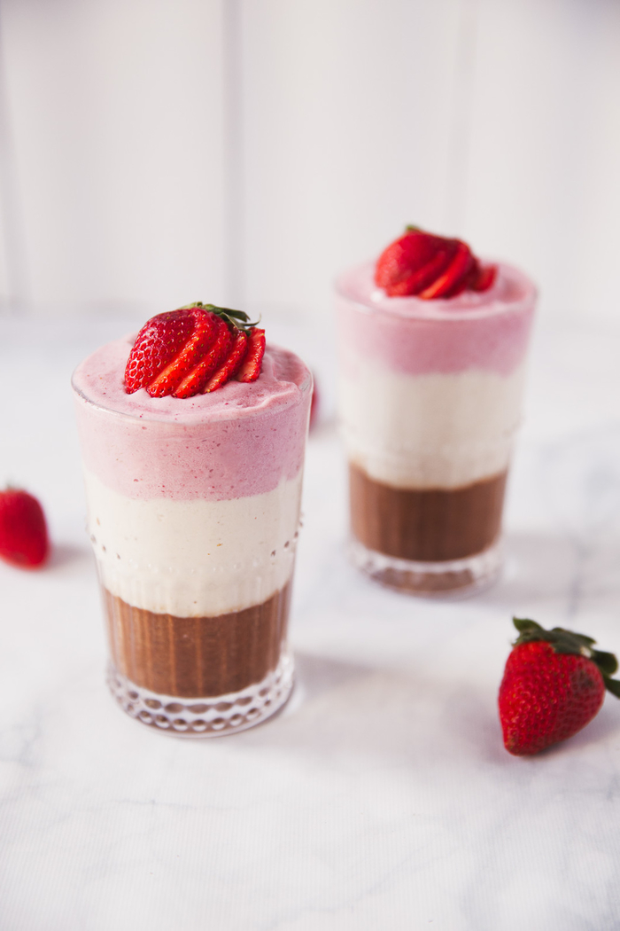 qu est ce qu un smoothie à étages et comment le préparer, recette de smoothie stack protéiné à la fraise, chocolat et banane