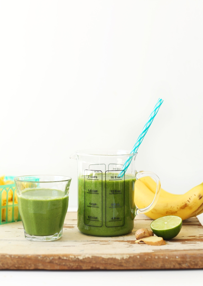 comment faire des smoothies verts pour un régime détox ou minceur, recette de smoothie vert à la banane, ananas, gingembre et légumes-feuilles