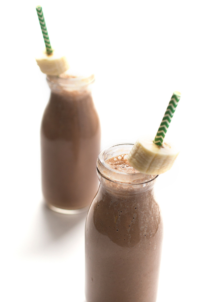 smoothie recette avec protéine en poudre, smoothie protéiné délicieux à la banane, chocolat et café