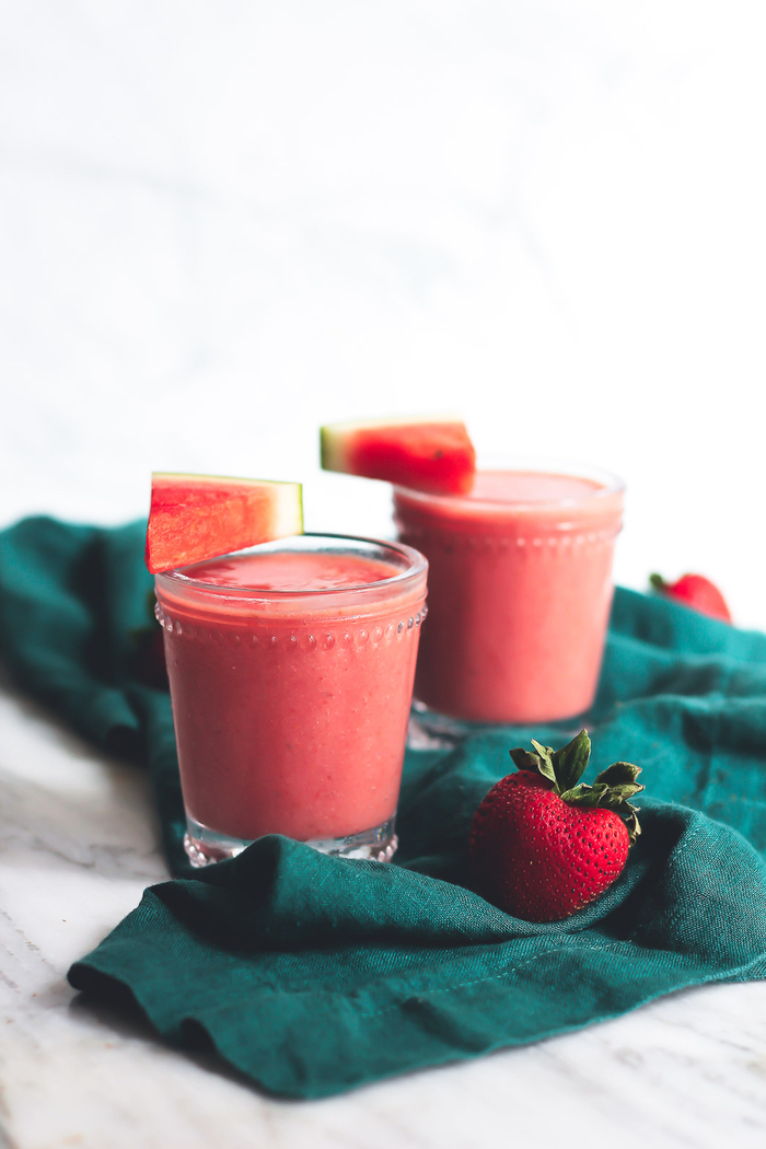 comment faire des smoothies rafraîchissants pour l'été, recette de smoothie trois saveurs à la pastèque, fraises et framboises