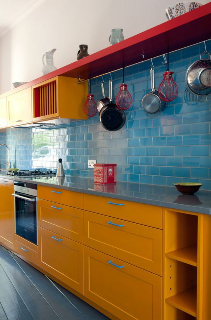 repeindre sa cuisine, repeindre un meuble, mur en faïence bleu turquoise, étagère rouge, étagères casiers en jaune, sol carrelage en bleu turquoise