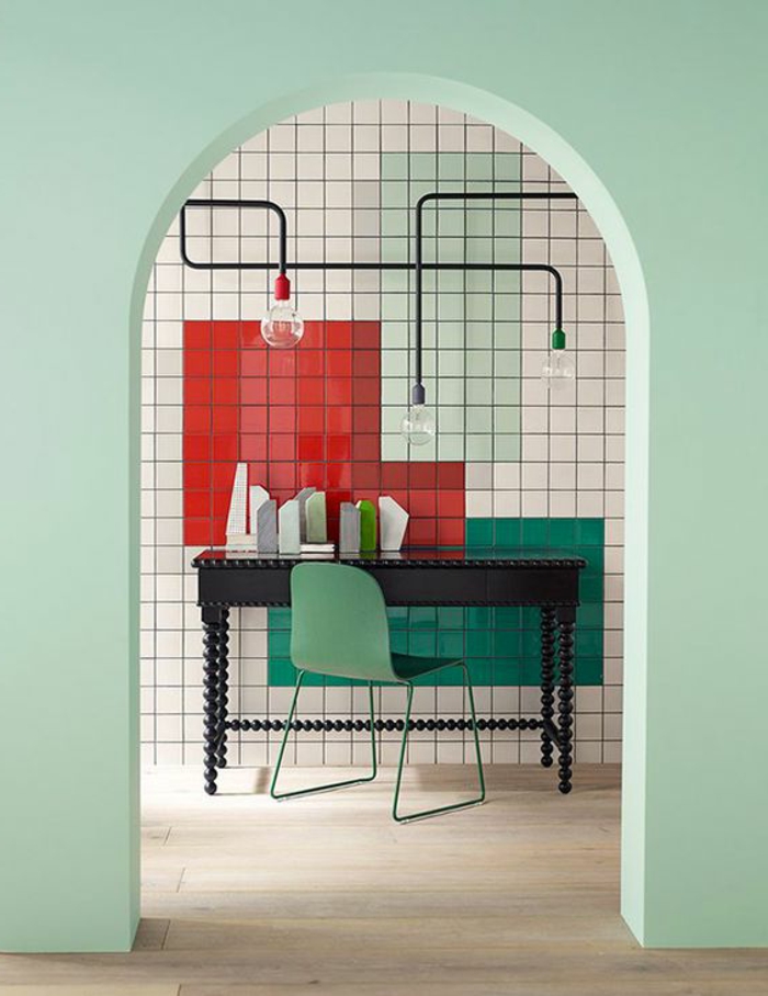renover cuisine, arche en couleur menthe, mur en mosaïque multicolore, rouge vif, en vert herbe, en vert réséda, en blanc, sol en parquet PVC click-clack 