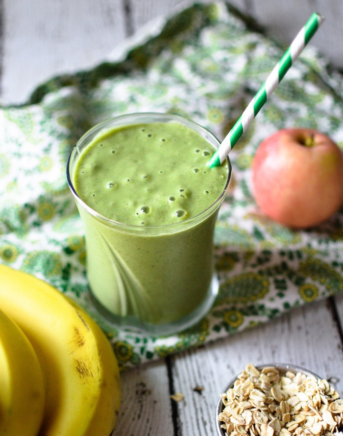petit-déjeuner santé de smoothie recette minceur à la banane, flocons d avoine et chou kale