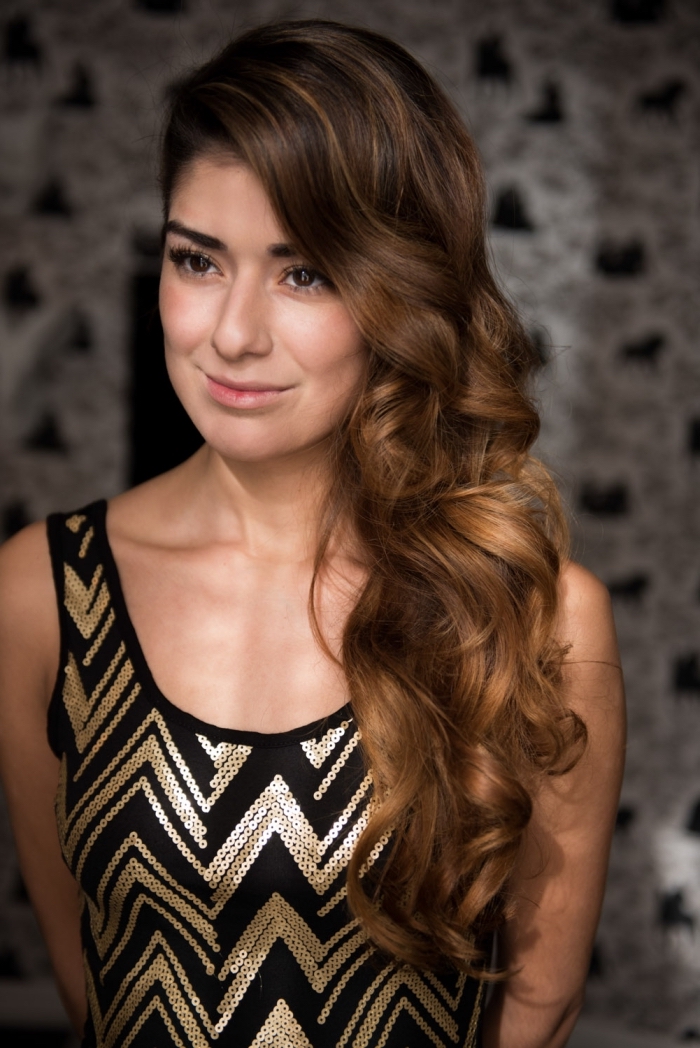 coiffure romantique pour cheveux longs et bouclés attachés sur le côté, modèle de robe en or et noir
