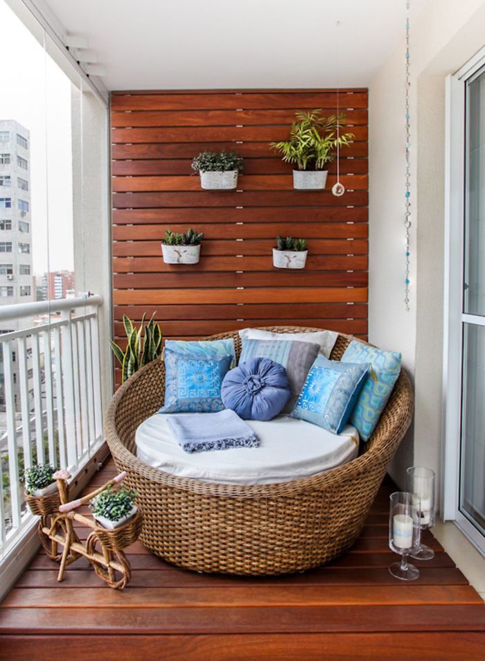 mur en bois pour balcon, rocking chair de terrasse en osier, décoration cosy pour balcons