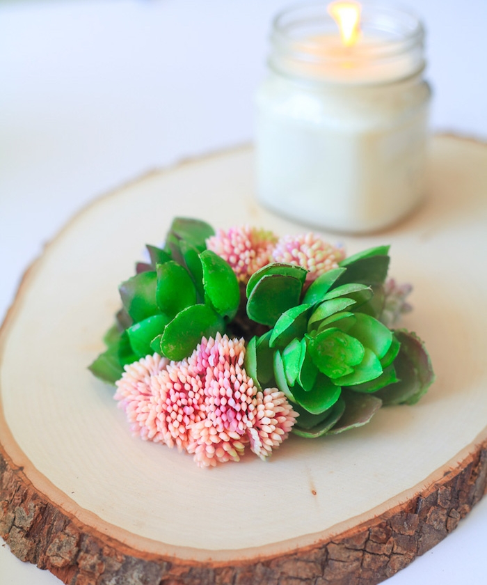 rondin en bois avec des fleurs et un bougeoir avec bougie aromatique romantique, idée de décoration printanière, activite manuel