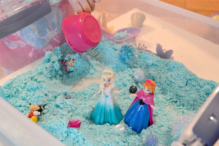 idée pour un bac sensoriel fille sur thème la reine des neige avec du sable kinetic à base de sucre