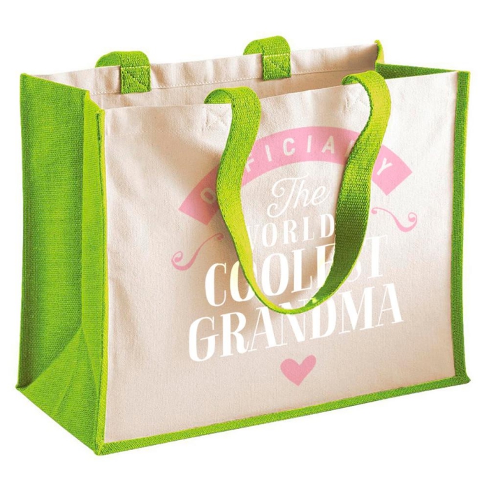modèle de sac beige aux poignées vertes avec gravure la mamie la plus cool du monde, cadeau personnalisé à offrir à sa grand-mère