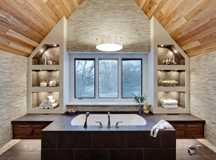 salle de bain de luxe, étagère sur mesure, grande baignoire, plafond en bois, grande fenêtre