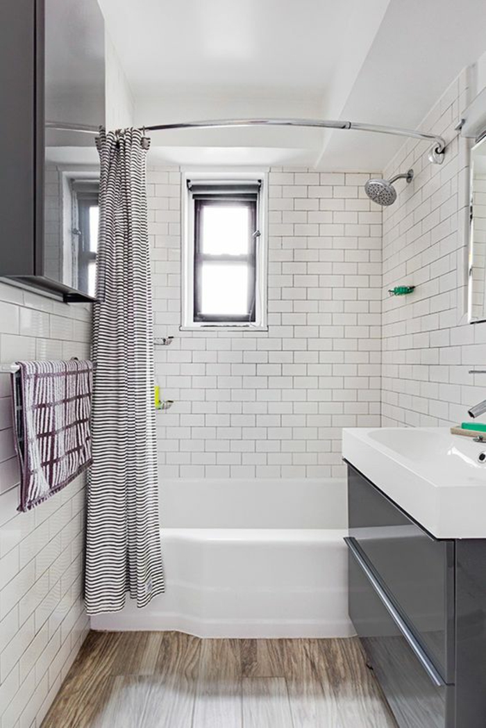 aménager une petite salle de bain avec douche avec rideau en blanc et prune, parquet PVC en marron clair et beige, meubles de bain en gris finition brillante