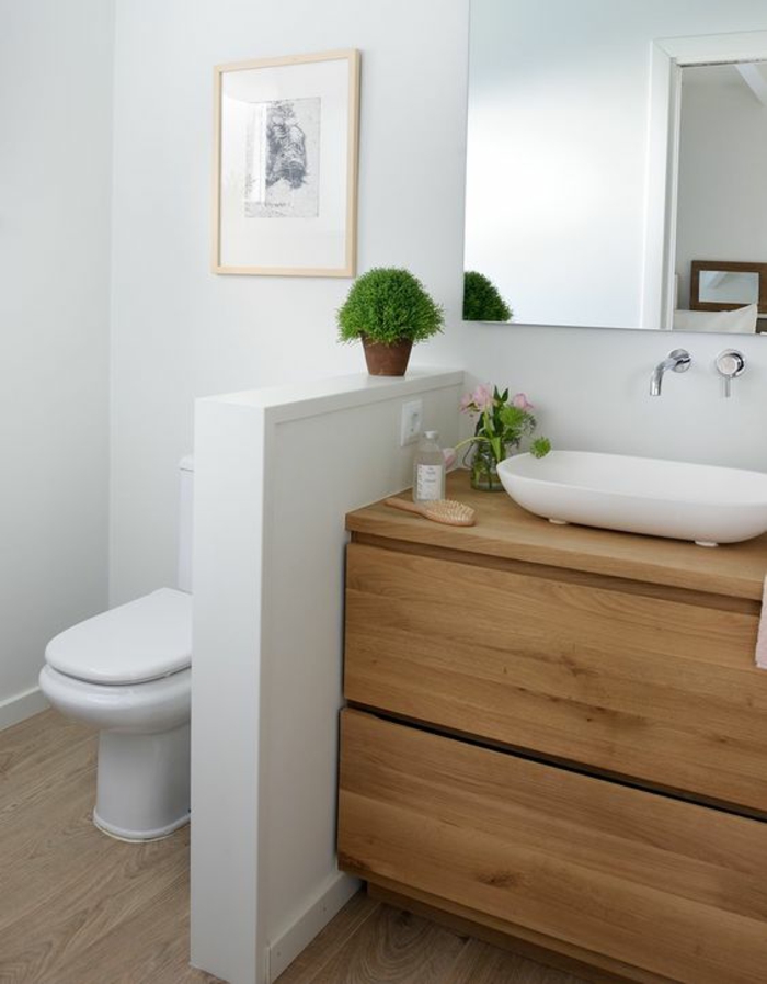 parquet en PVC, en beige clair, salle de bain 6m2, meuble en beige avec petit lavabo rectangulaire en style zen, séparateur pour espace demi-mur en blanc orné d'une plate en pot marron, tableau avec cadre beige