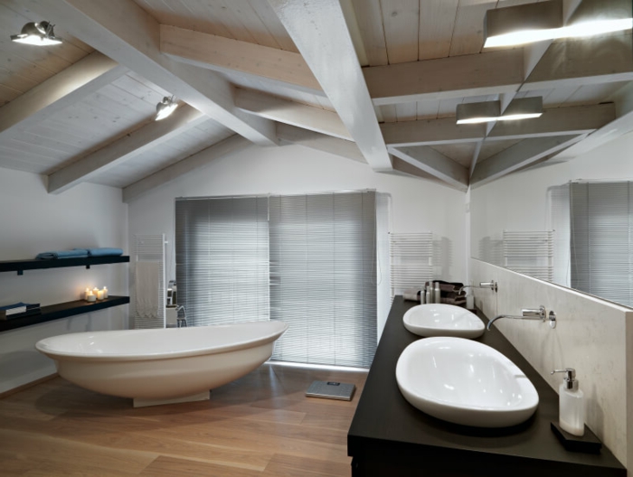 aménagement des espaces attiques, baignoire autoportante, poutres apparentes au plafond, vasques blanches sur un comptoir en bois foncé, salle de bain 5m2
