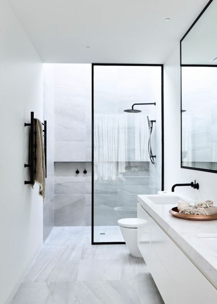 salle de bain italienne petite surface, douche en métal noir, avec séparateur verrière en métal noir et verre transparent, meuble de rangement en blanc sur toute la longueur du mur, évier lavabo en métal noir 