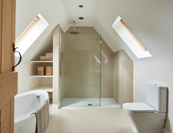 décoration blanche de salle de bain attique, étagère sur mesure, panier en rotin, douche gagne d'espace