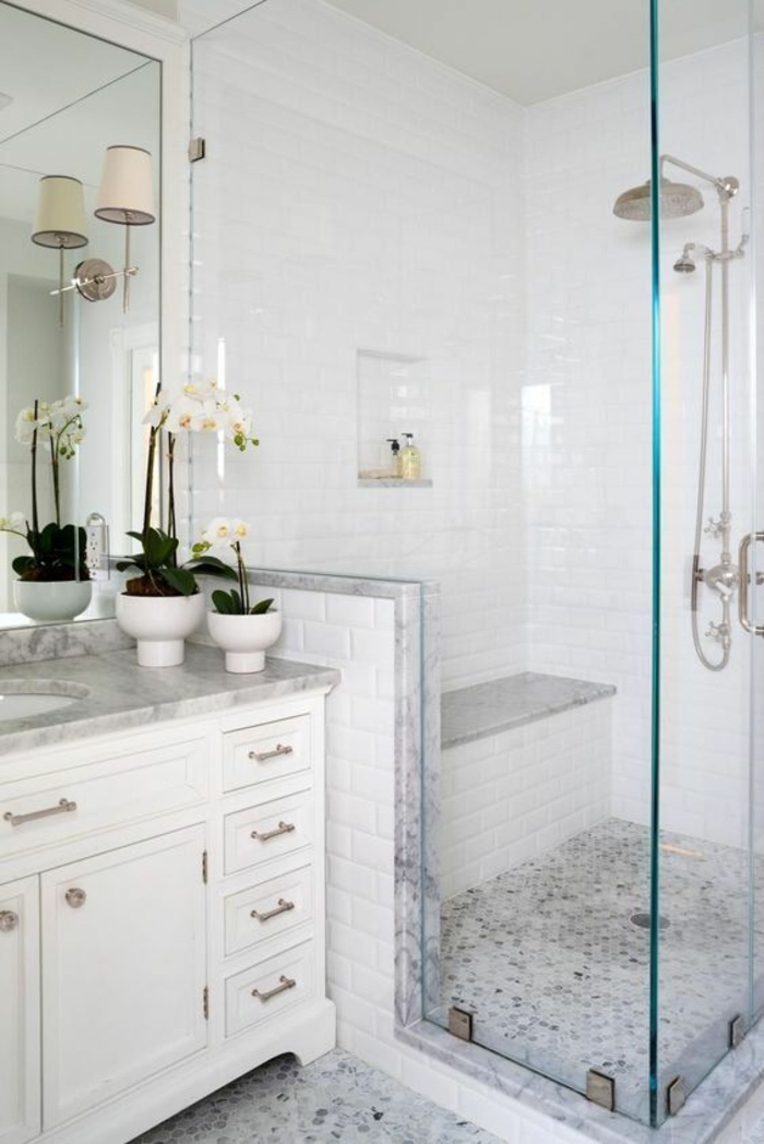amenagement salle de bain, meuble massif blanc, douche italienne, applique murale avec abat-jour classique en tissu couleur ivoire, carrelage du sol en gris, blanc et noir 