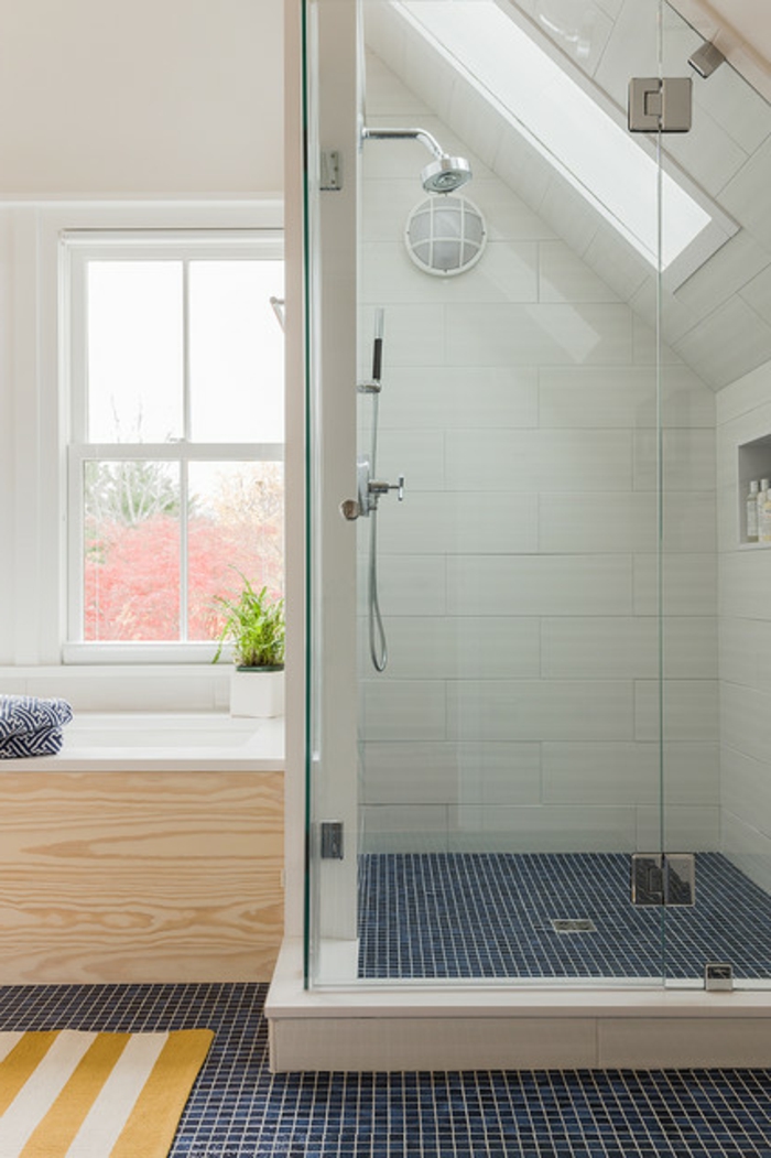 cabine de douche carrelage blanc, sol en tuiles mosaiques, fenêtre lumineuse
