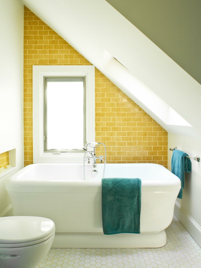 carreaux métro jaunes, baignoire blanche, petite salle de bain, design coquet, robinetterie vintage