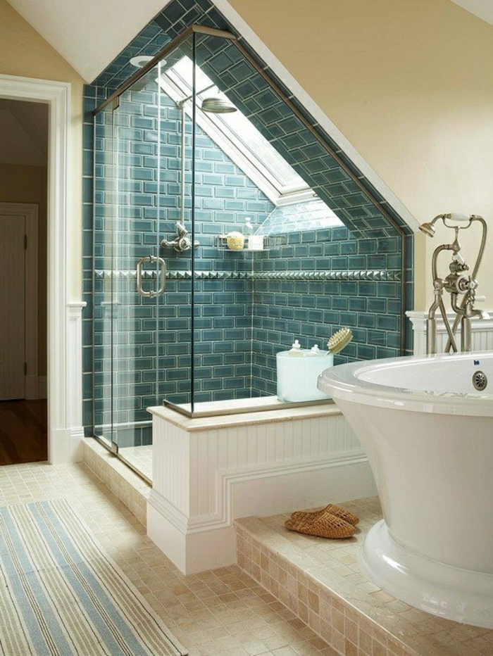 carrelage et peinture beige, carreaux métro verts, baignoire en céramique, robinets vintage, salle de bain mansardée