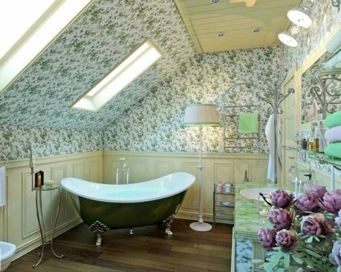 salle de bain mansardee campagne chic, papiers peints motifs vintage, déco vert clair
