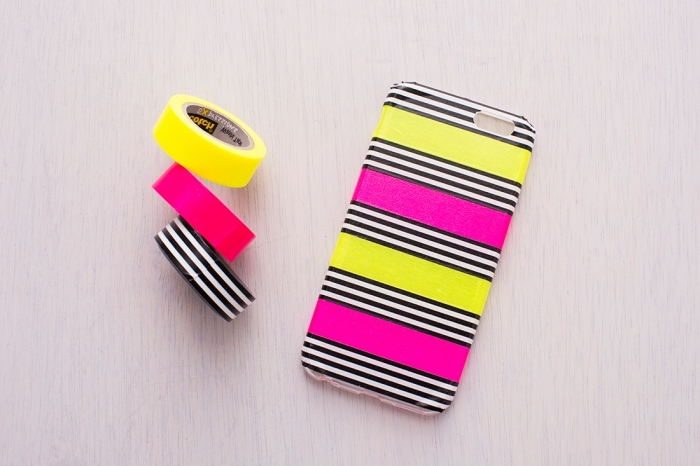 exemple de coque portable personnalisée avec ruban adhésif à différentes couleurs jaune et rose, modèle de coque diy