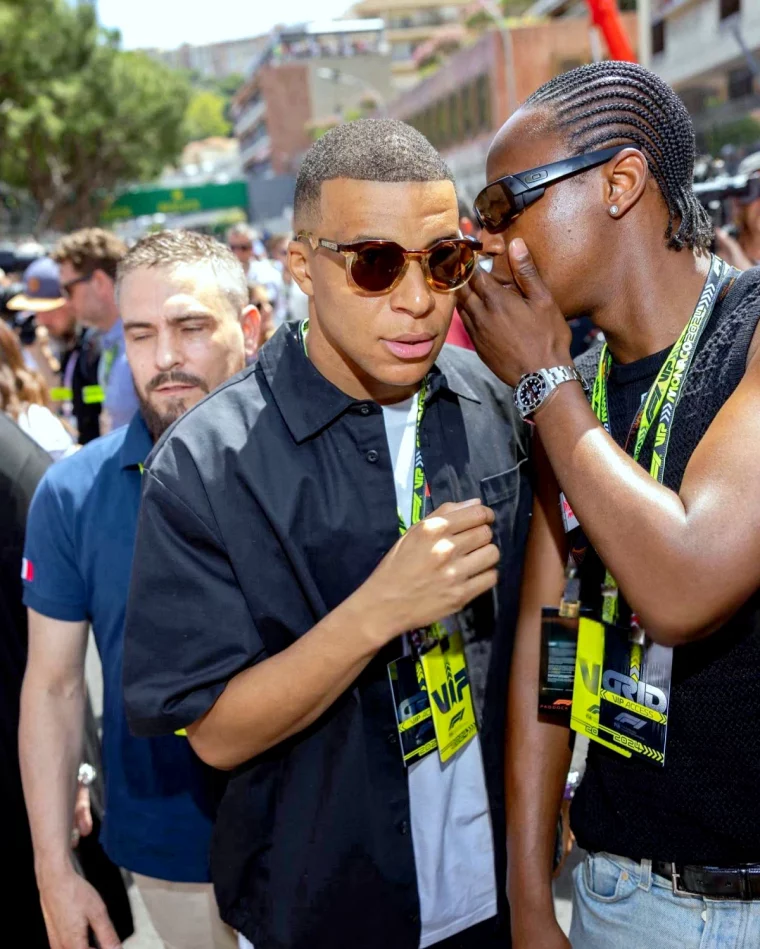 skin fade mbappe coiffure deux hommes qui se parlent