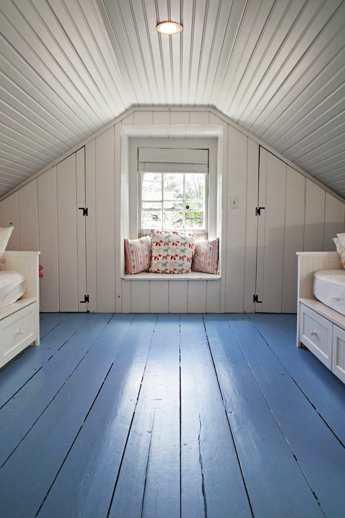chambre aménagée, plafond en lattes de bois, sol en planches peintes bleues