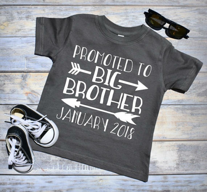 t shirt annonce grossesse, lunettes de soleil et sneakers bébé, promotion pour grand frère
