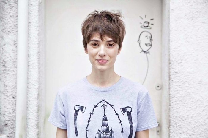 coiffure femme courte avec frange asymétrique et pattes devant les oreilles, modèle de t-shirt original gris pour femme