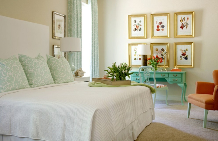 chambre à coucher en couleurs claires, table coiffeuse turquoise, fauteuil orange
