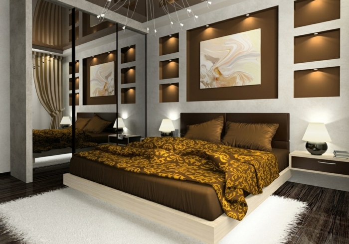 sol en planches de bois, tapis blanc, couverture de lit moutarde, éclairage mural esthétique, miroir géant