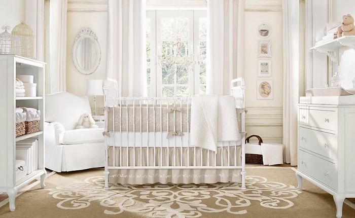 style vintage et shabby chic dans le design intérieur, chambre bébé garçon ou fille avec meubles blanc et beige